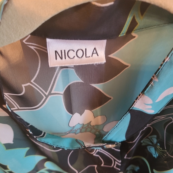 Sheer floral top. - Picture 2 of 3